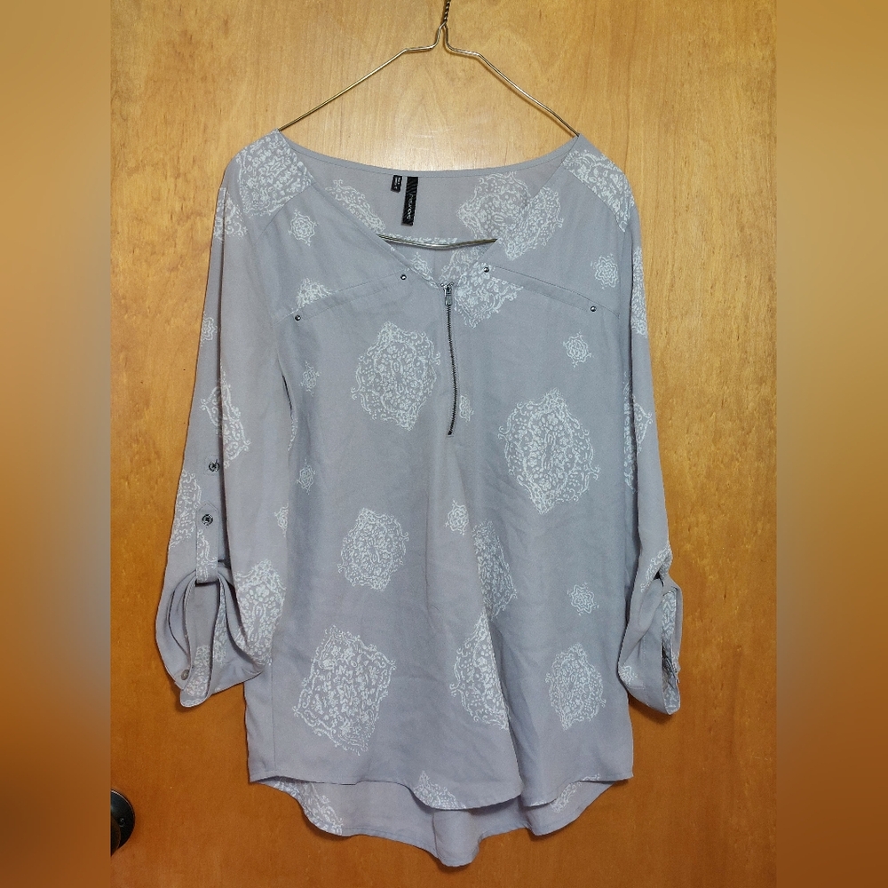 Women's Maurices Roll Tab Gray White Ornate Partial Zip Pull Over Top Size S